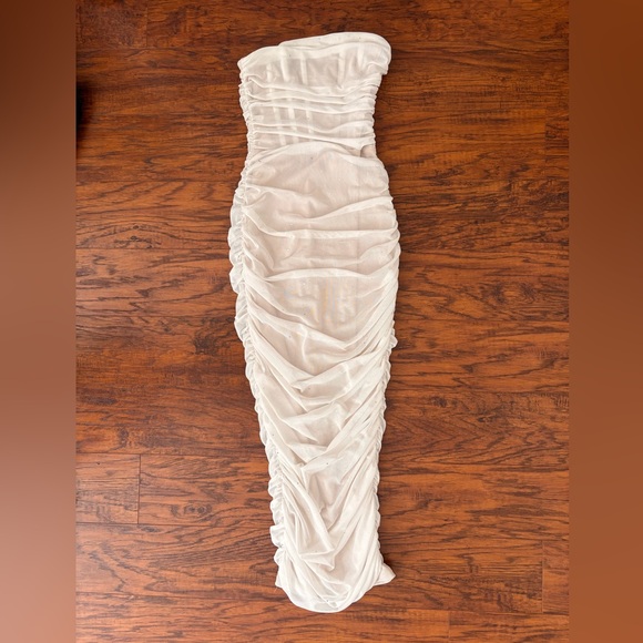 Elegant Strapless Midi Dress - Picture 4 of 5